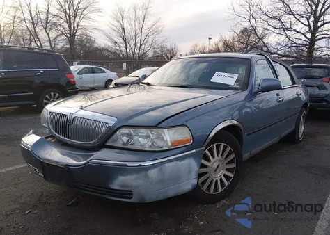 2003 Lincoln Town Car Executive z USA, uszkodzony, nr VIN 1LNHM81W93Y695525